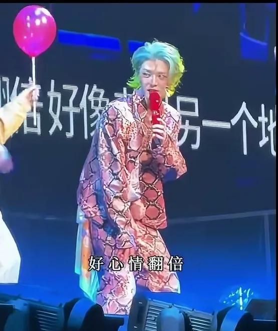鹿晗上海演唱会，流量上来了！说句实在话，网友真心不能接受啊。这纯粹是为了取悦而