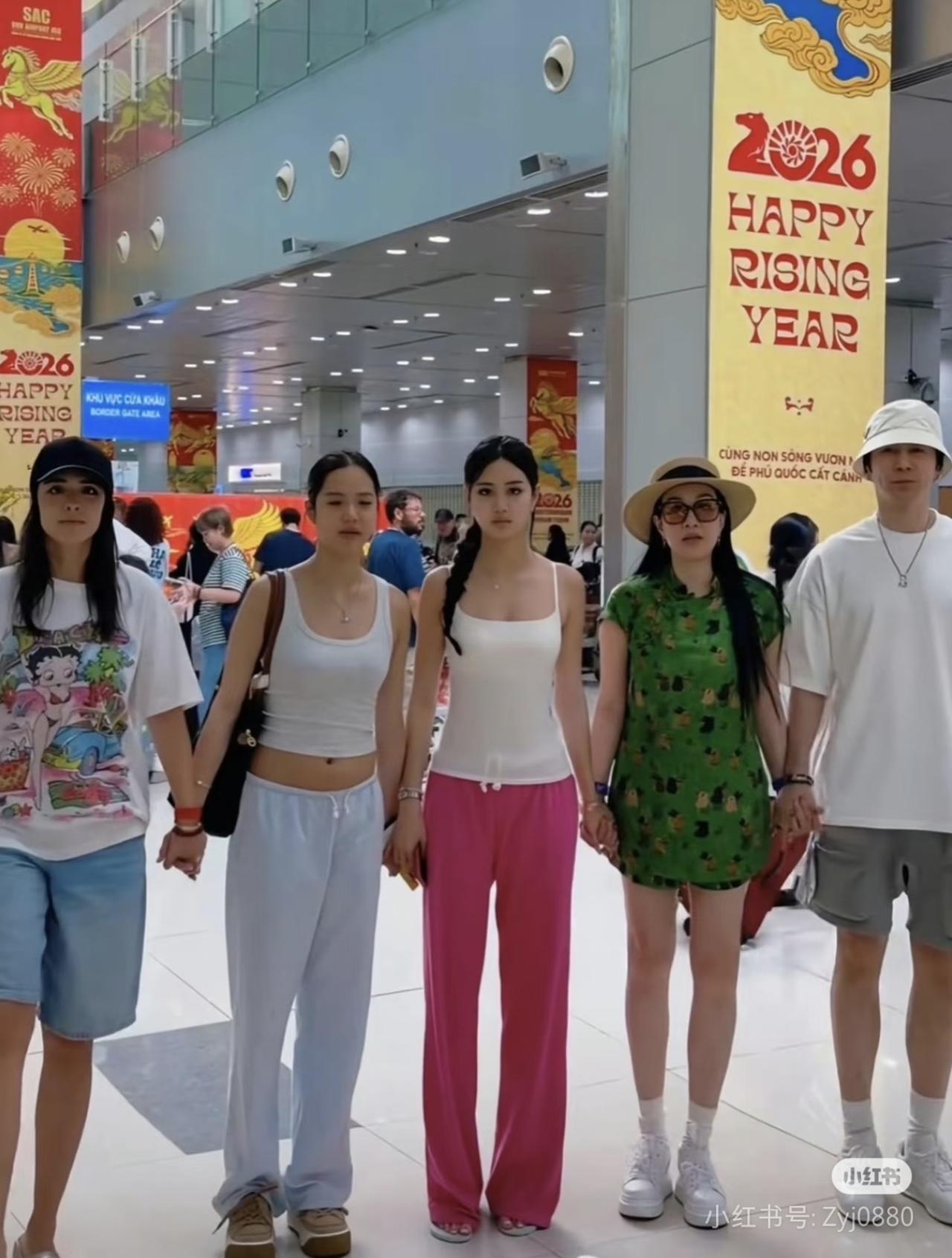 钟丽缇真正的人生赢家，她拉着老公和三个女儿拍照，三个女儿个子好高，都好漂亮，真幸