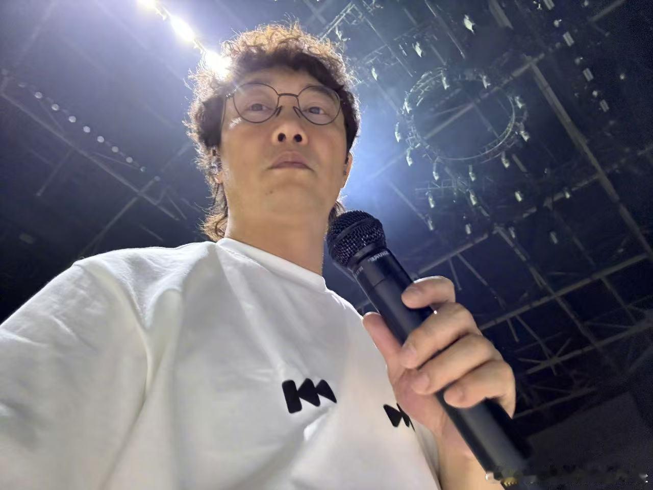陈奕迅北京陈奕迅的演唱会现场绝对可以称之为音乐盛宴，时隔多年再次以北京为收官战