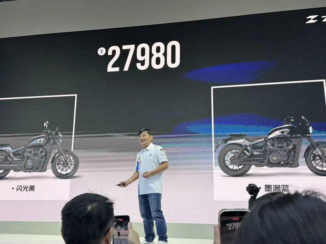 张雪机车发布五款新车, 售价27980元至138000元, 其中820RR-RC款摩托车为赛道版