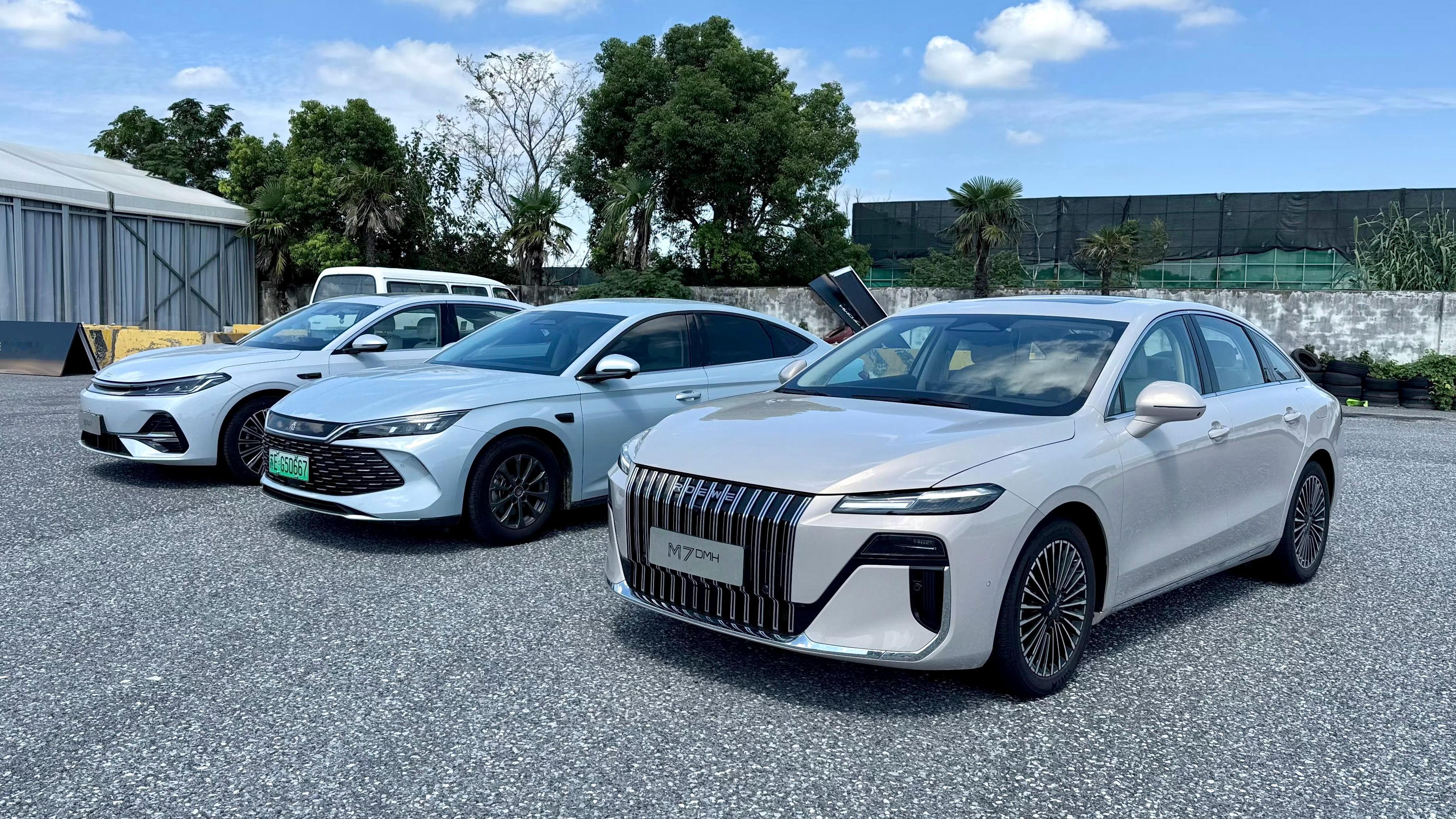 TemuBMW7series[墨镜]这台车应该是卡班设计的。和他的宝马一样外