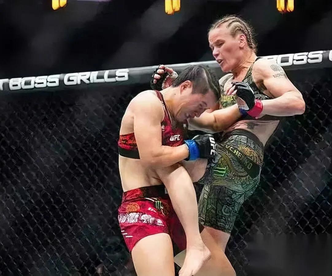 张伟丽这场输得太憋闷了。不是没拼，是拼不动的无力感太戳人。对手站那比她大