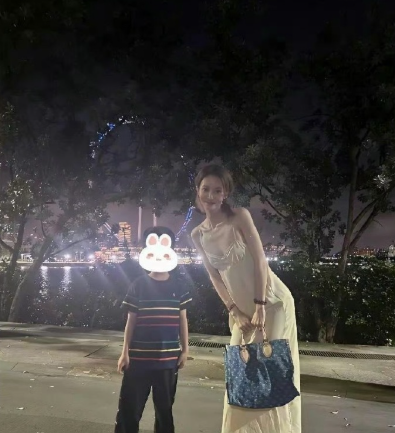 金晨穿吊带裙和路人的合影，好身材藏不住