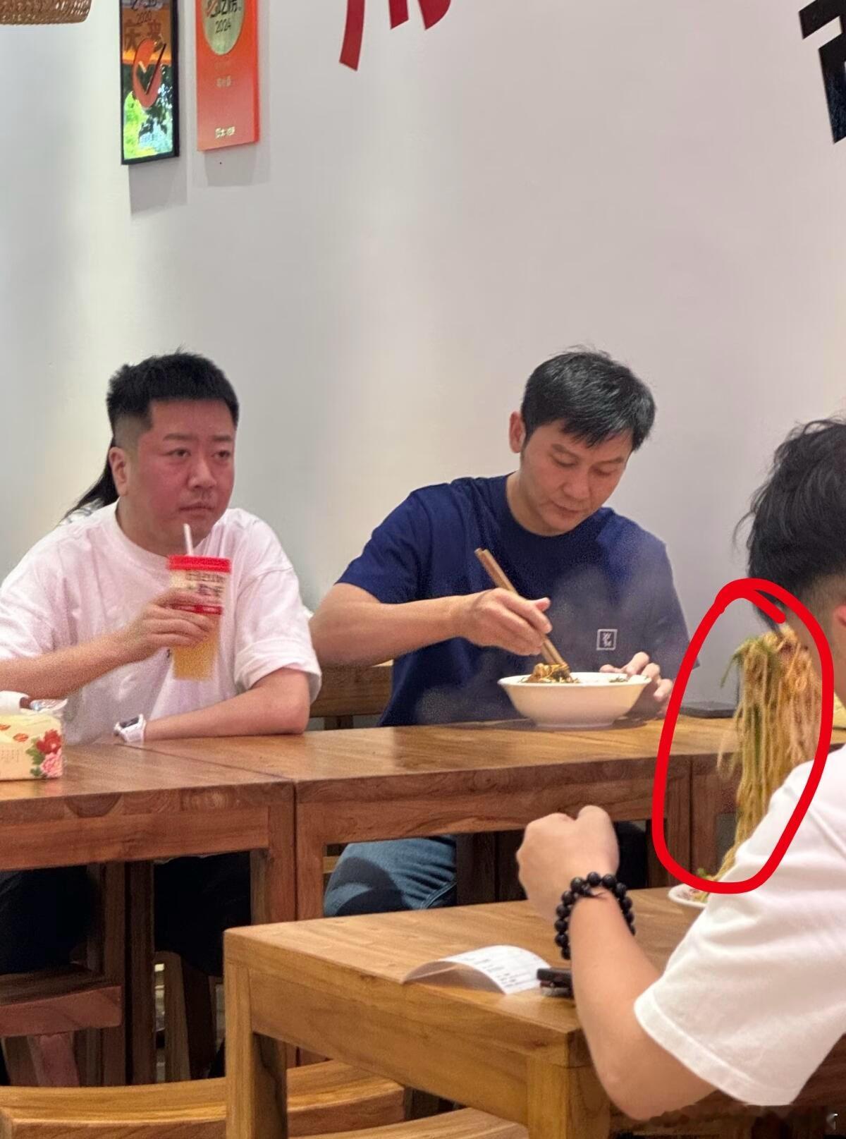 网友吃饭偶遇李晨，却被对面那人吸引住了。​​​