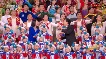 谭维维体态看谭维维站在那里就是种享受，体态管理得太好了，挺拔又不僵硬，优雅又大