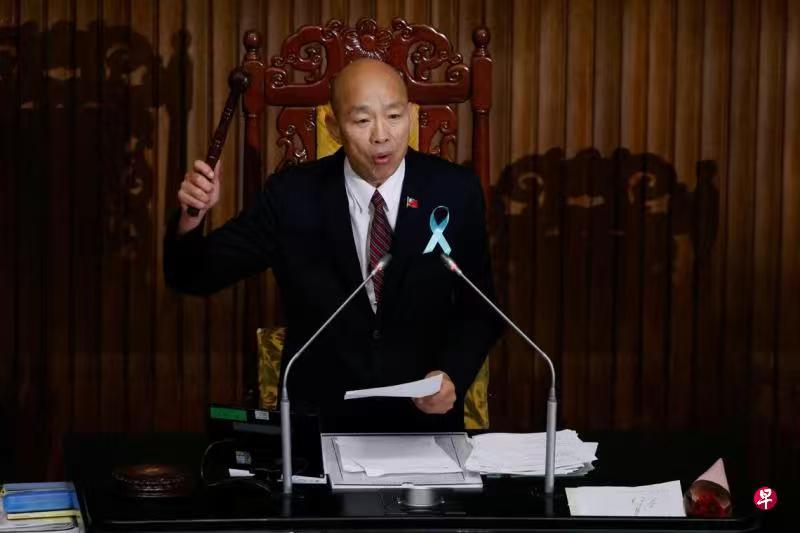 闹哪出？韩国瑜是有点飘了，除了怒斥傅崐萁缺席会议外，还给傅崐萁三个选择：亲自到场