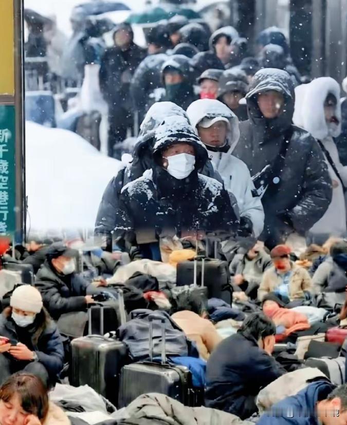 令人哭笑不得！日本北海道数千中国游客大雪滞留机场，高喊“国家包机接回”，把大使馆