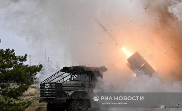 45万发炮弹，4千枚炸弹炸城，俄军刚冲进城：就遭遇猛烈火力围攻。乌克兰把第三次世