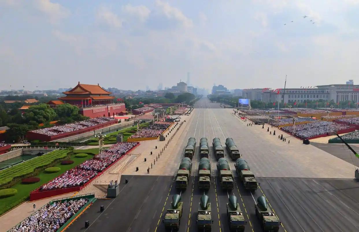 为啥一款半个世纪前研发的导弹，能在2025年九三阅兵压轴登场？为啥全场只有它被单