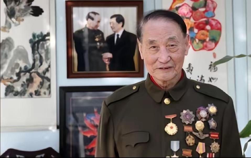 1951年11月23日，志愿军飞行员刘玉堤在返航途中，无意间发现，自己身下竟有一