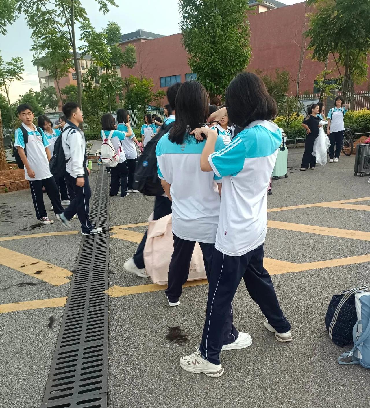 为了防止同学恋爱，一男孩“剪了两次”才勉强过关。学生发型提出明确要求，男生要