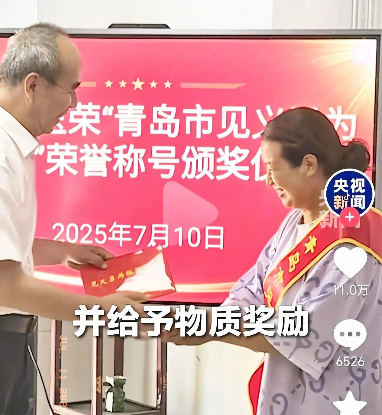 跳海的那一刻，青岛救人的冷饮阿姨，做了一个动作，让人特别感动，她先抓住了游