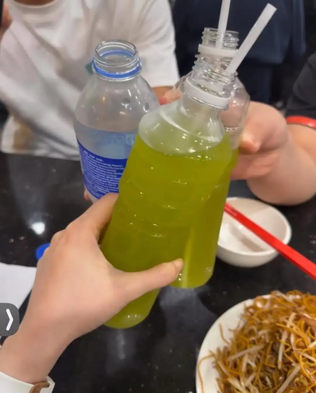 28万人挤爆澳门跨年夜银河烟花刚炸开，陈震一家已经钻进威尼斯人厨房。主厨端