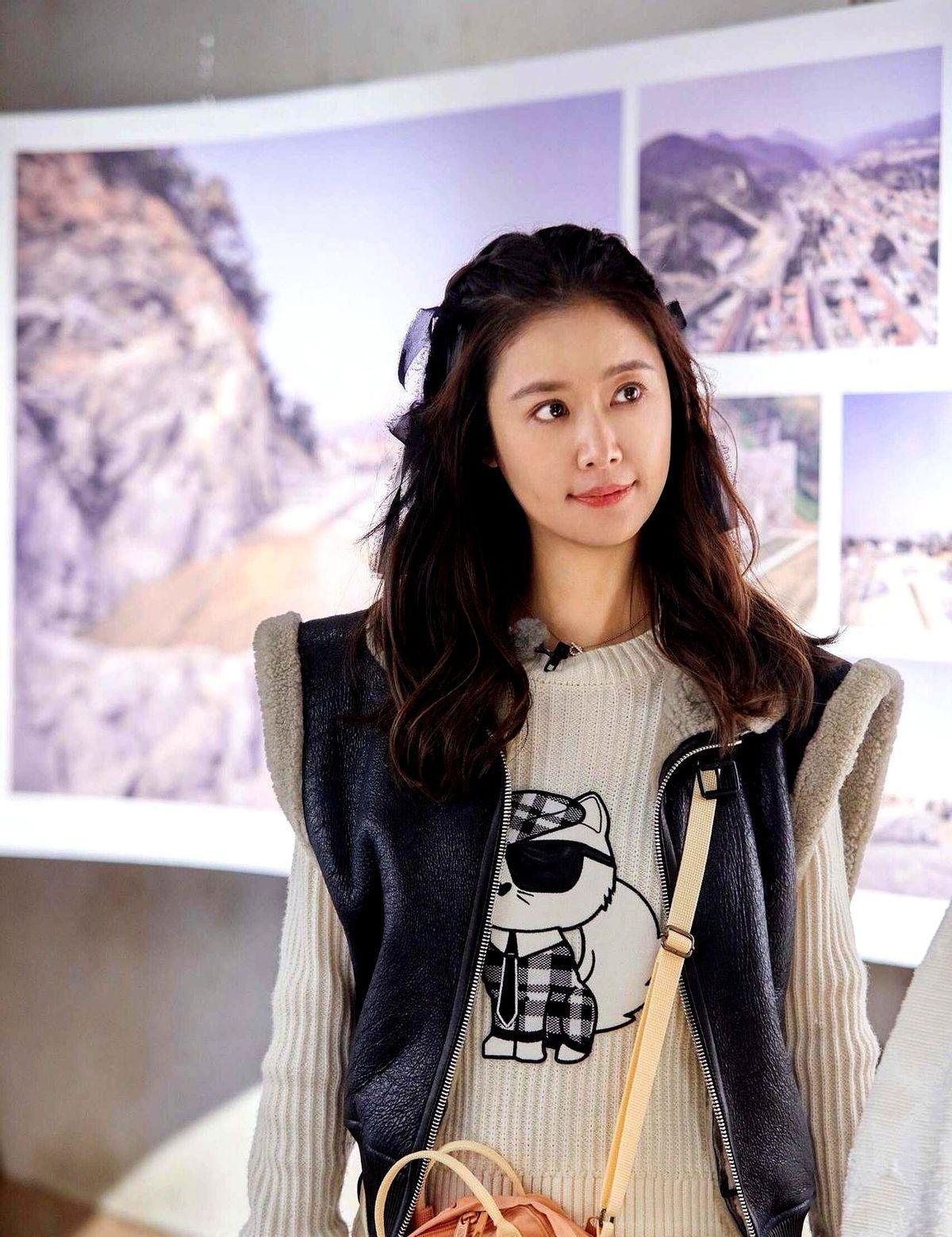 谁能想到一向优雅的林心如在婚礼上能疯成这样，当众甩掉粉色高跟鞋，光着脚丫子就在台