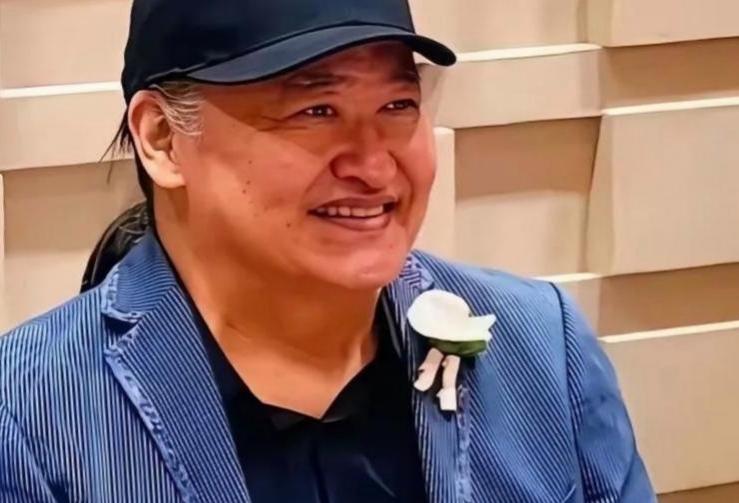 你敢信？舞台上气场两米八的国民歌王刘欢，私下里三个保持了几十年的习惯，居然悄悄拖