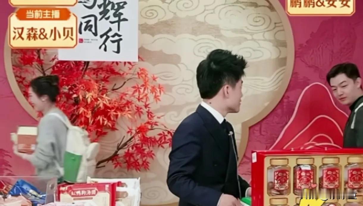 走就走吧，还顺手拿，当着老板的面拿，这样的大胆，可见公司氛围有多好！为什么吐司