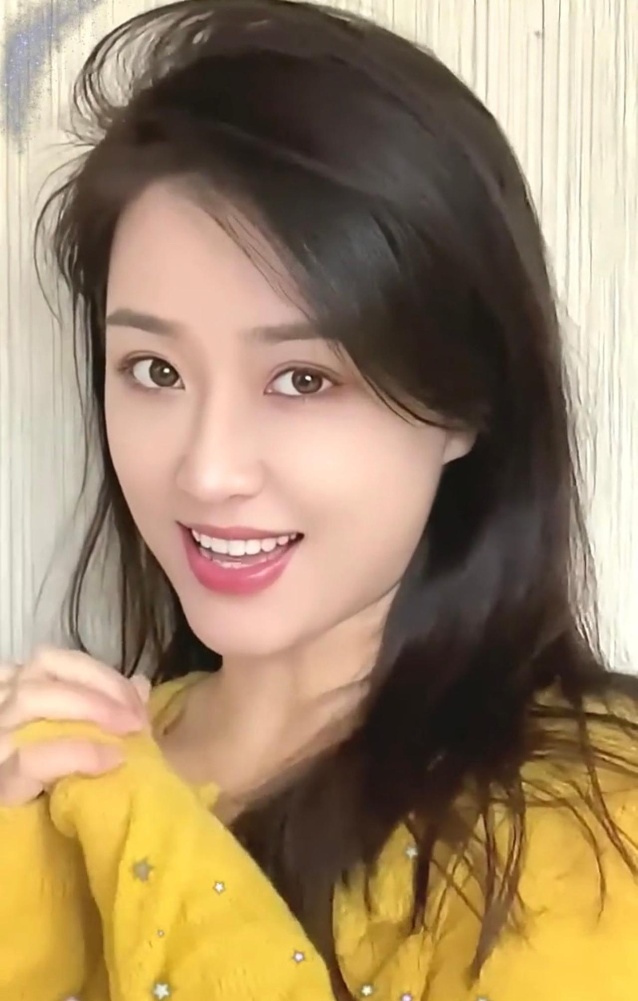 《甜妹的小确幸》阳光，悄悄爬上黄毛衣的肩星星般的闪钻，是藏不住的小心愿眼眸
