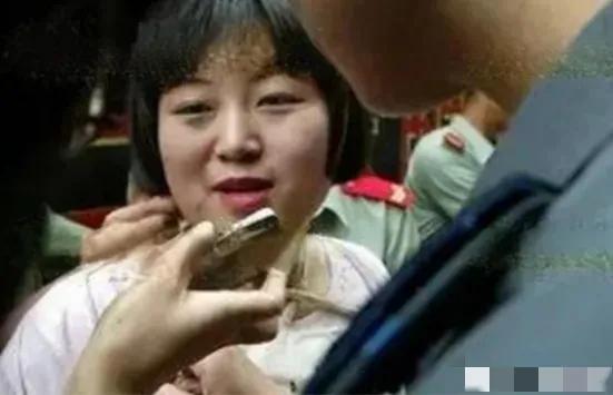 2003年西安，女毒贩冯翠琼，即将被执行死刑，临刑前，她要求和家人进行电话告别，