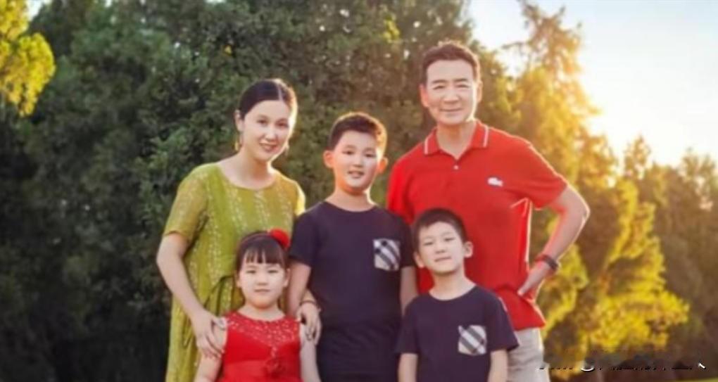 2003年，49岁的寇振海向演员李婷表白，李婷拒绝的说：寇老师，你比我大21岁，