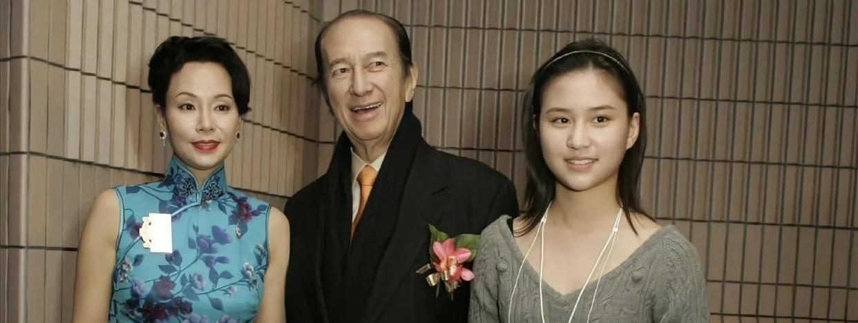 她33岁，身高却比16岁时高了8公分。脸从圆润钝感，变成了精致心形。这不是整