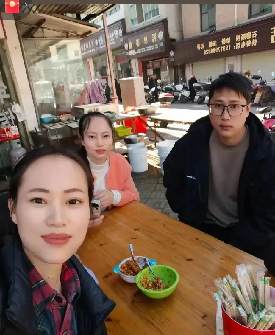 梁志辉凌晨三点发视频，拉着姐姐妹妹拍合照，留言想让去世的弟弟也入镜。粉丝秒懂，