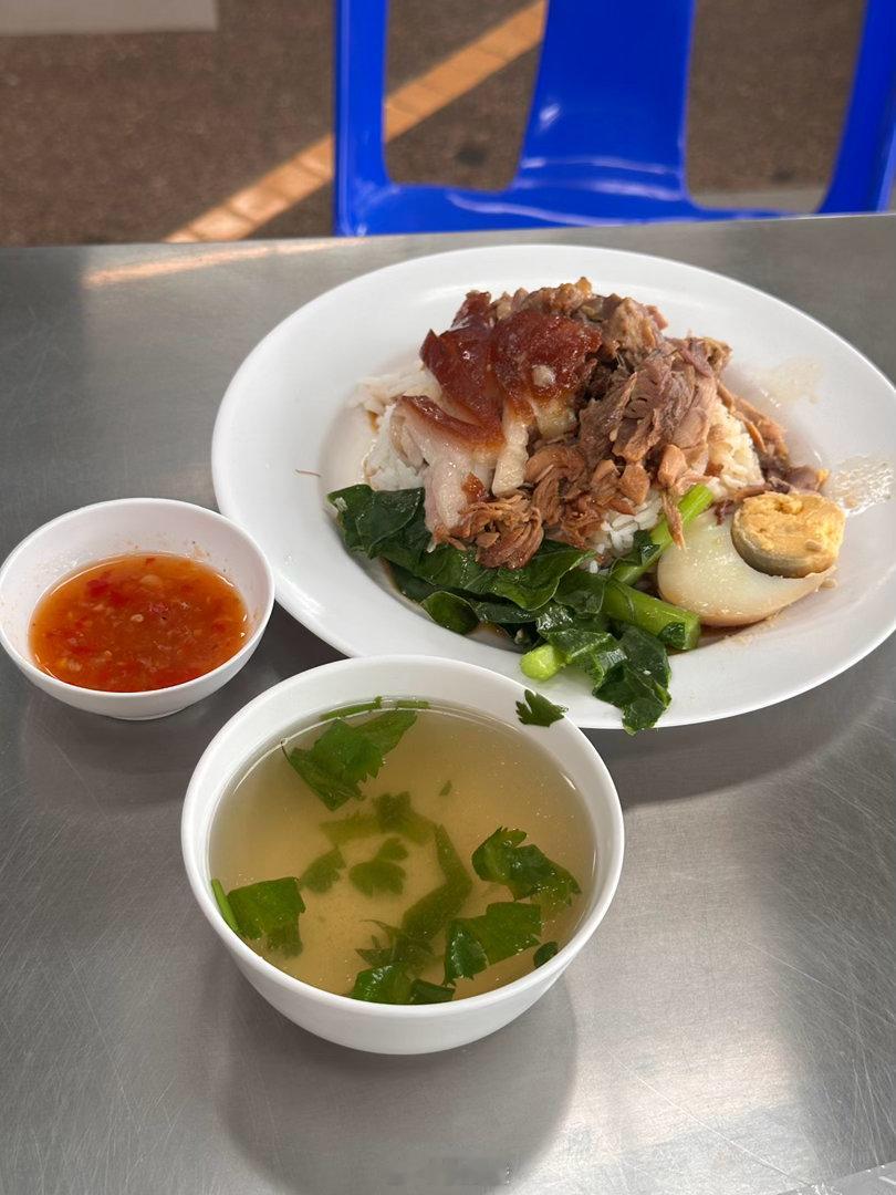 终于进入泰国了🇹🇭泰国的猪脚饭和海南鸡饭，都是一绝的[点赞]​​​