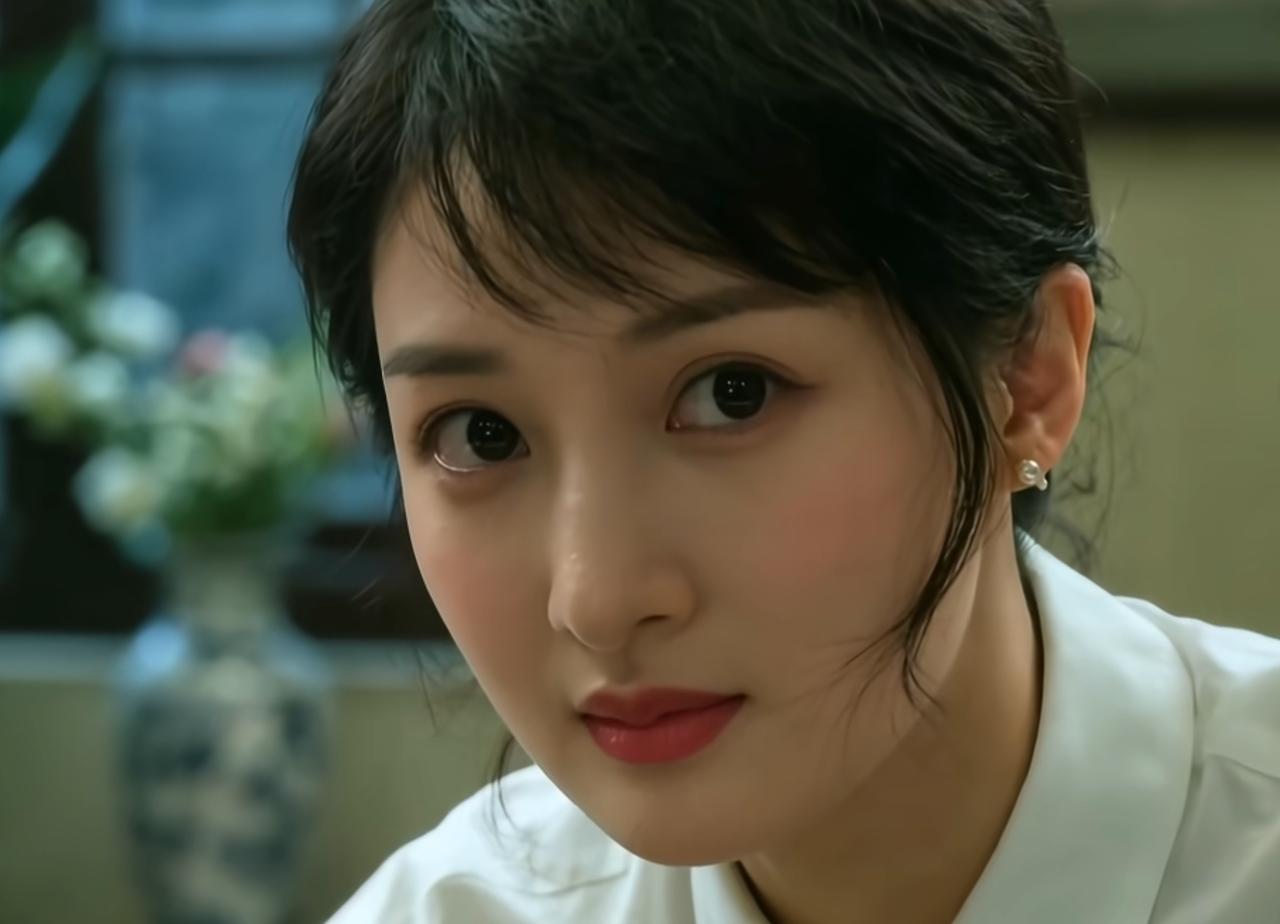 当一个女人这么凝视一个男人，能有几个人把持得住？人们经常用各种夸张的语言来描述女