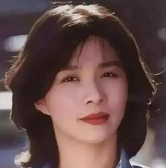 迟蓬年轻时，真的很漂亮，她的演技更是没得说。从美女直接演农村老太太，还演的如此逼