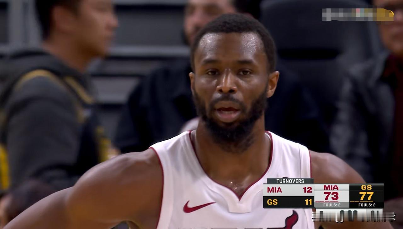 热火球星维金斯真是让人摸不着头脑！在今天热火客场以112：135惨败于勇士的比赛