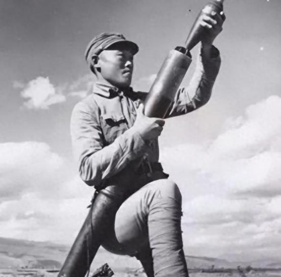 1945年，在山上休息的迫击炮手陈宝柳，忽然发现30多个日军和几个女人，正在不远