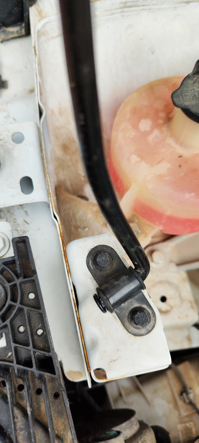 兄弟们生锈了支架生锈正常这梁都生锈了？