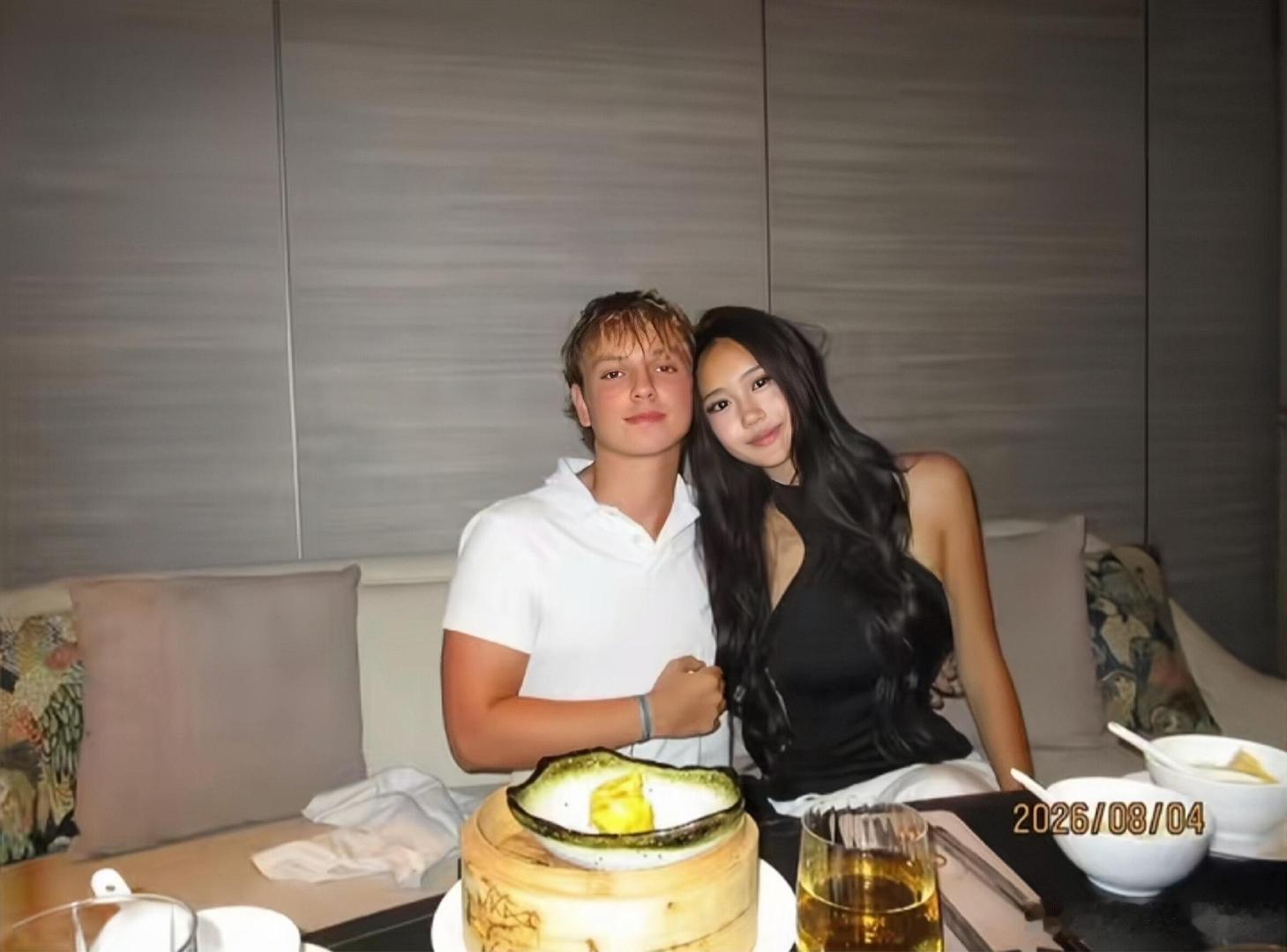 #钟丽缇女儿晒与男性朋友合照#考拉和男生贴贴合影，青春气息扑面而来。#钟丽缇女儿考拉和男性朋友贴贴#