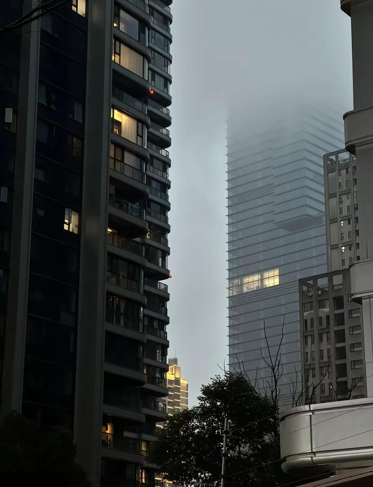 武汉这地方的氛围就跟它最近的天气似的。从广东来武汉一个半月，最直观的感受就是，