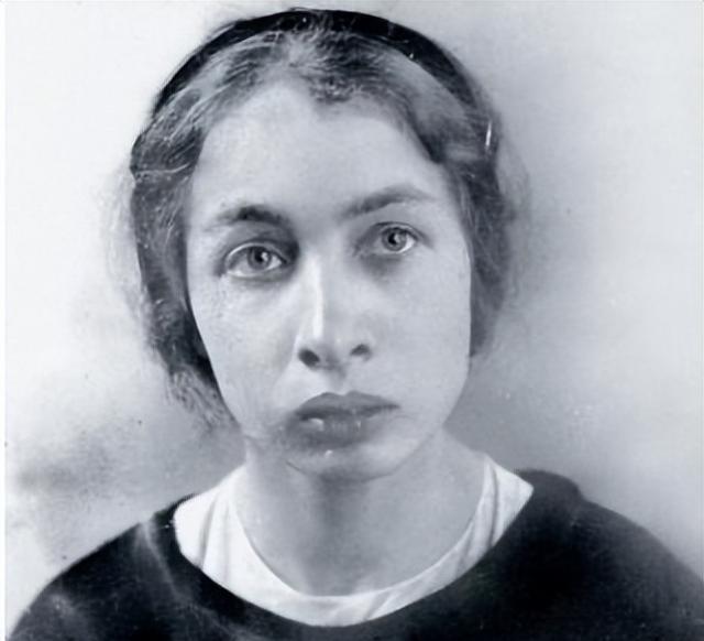 1918年，列宁遭遇刺杀，女刺客卡普兰对着他连开了三枪。很快杀手便被抓捕，而她的