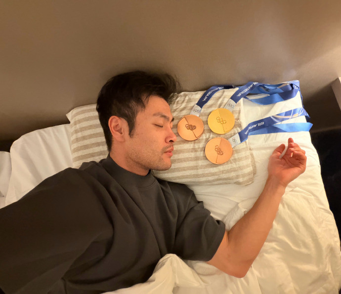 宁忠岩的金牌和月亮哪个更圆冬奥冠军宁忠岩发博晒出奖牌并为大家提前送上元宵节祝福