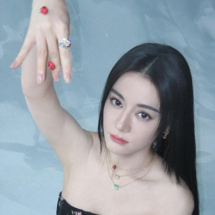 迪丽热巴的魅力那可是无敌的，“嘻嘻迪”版姐姐更是甜到心坎。她的笑容就像春日暖阳，