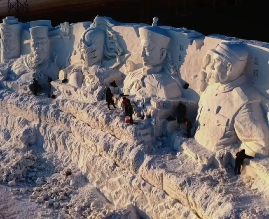 长春把杨靖宇，赵尚志，12月23日报道，左权几位抗日英雄直接雕进三米多高的雪里，