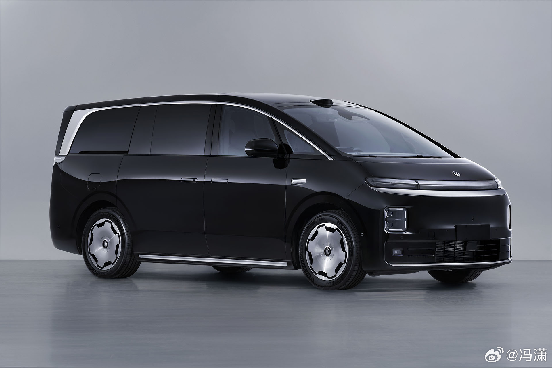 这期公告把零跑D99第三排功能给展示出来了，可以完全收藏在地板之下也可以向前翻到