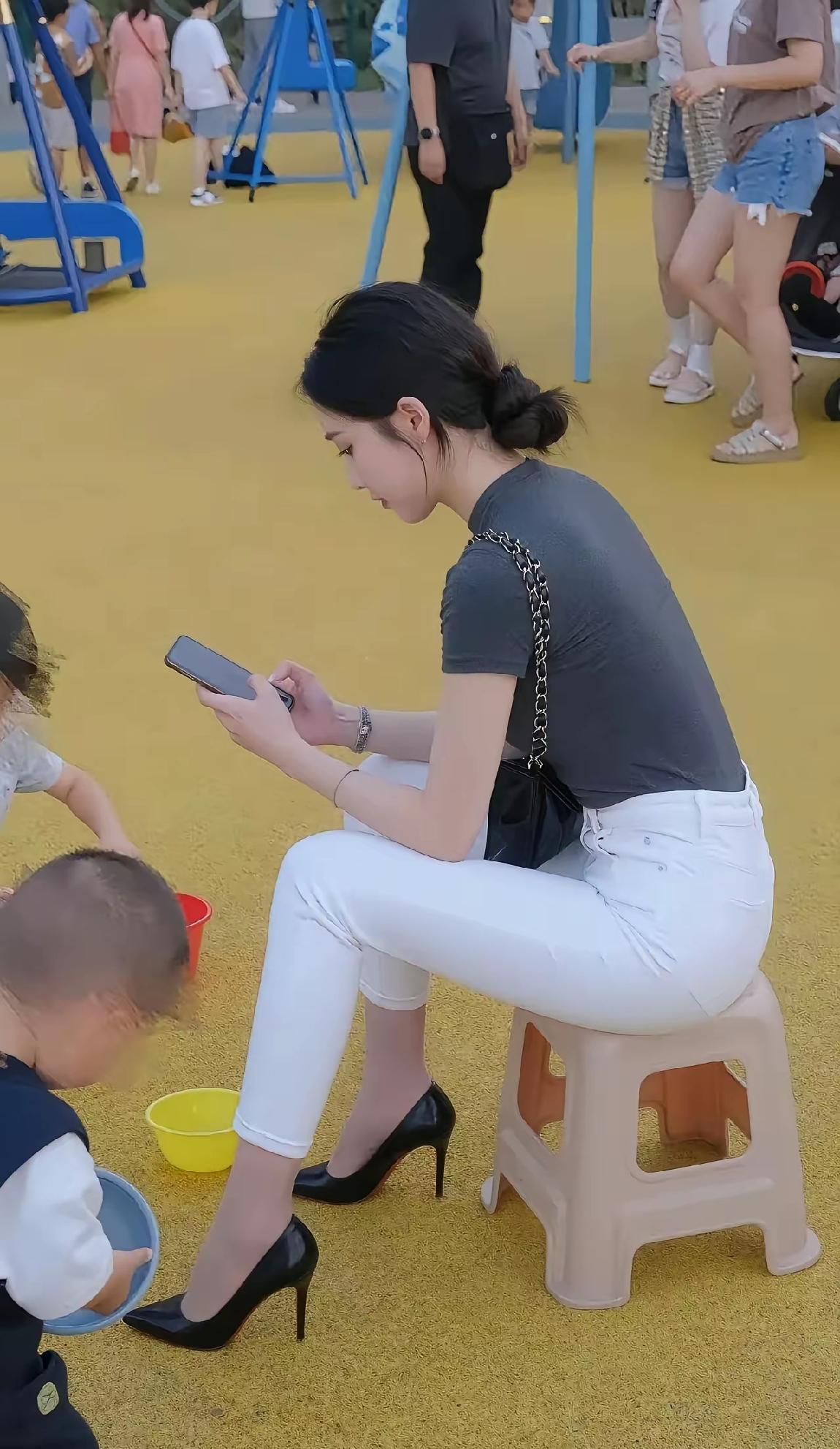 这种家长一般都是从事什么工作的，我觉得反正不可能是体制内的，如果是体制内的，穿高