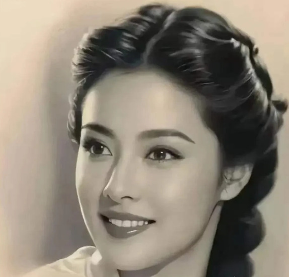 原来刘亦菲妈妈才是家族里最美的女人，难怪刘亦菲说她自己是家里最丑的一个
