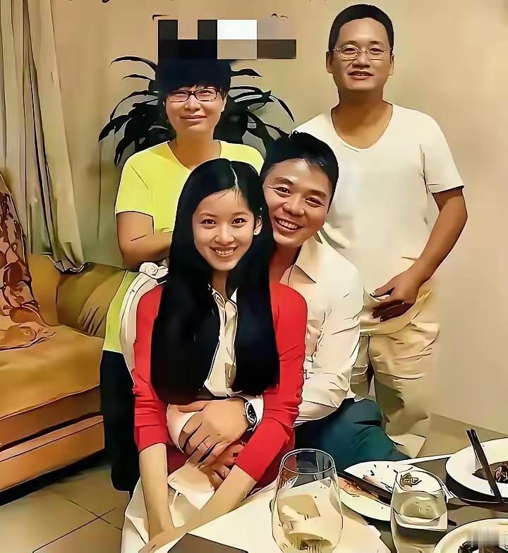 22岁章泽天与刘强东领证后的聚餐照,当年刘强东搂她时眼里满是光。谁都记得那时