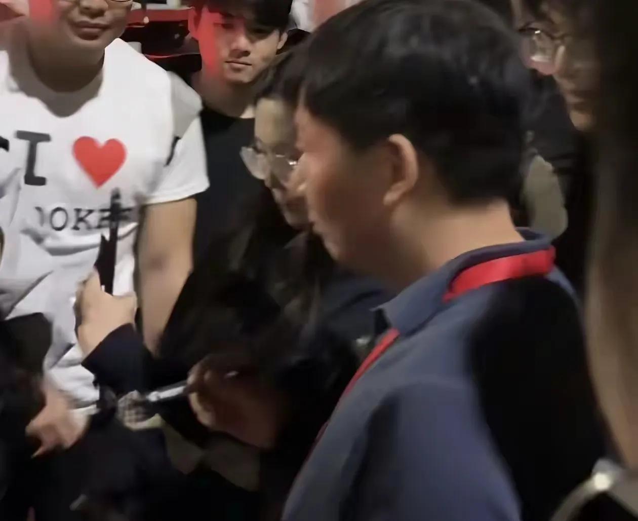 儿子是父母的骄傲，这句话果然不假，吴宜泽夺冠父亲忙着各种签名吴宜泽世锦赛夺冠