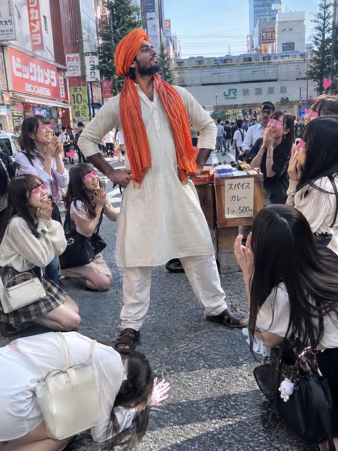 有一位地址在日本的网友，账号名姑且隐去。他的头像头像是一名披着印度国旗、手持日本