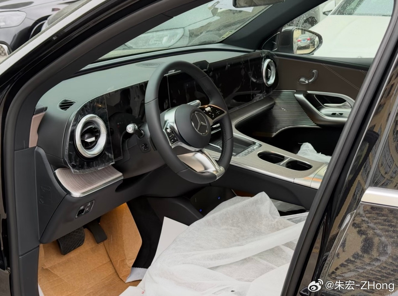 奔驰GLC350鎏金版黑棕纯电指导价339800元现在全款优惠5000元