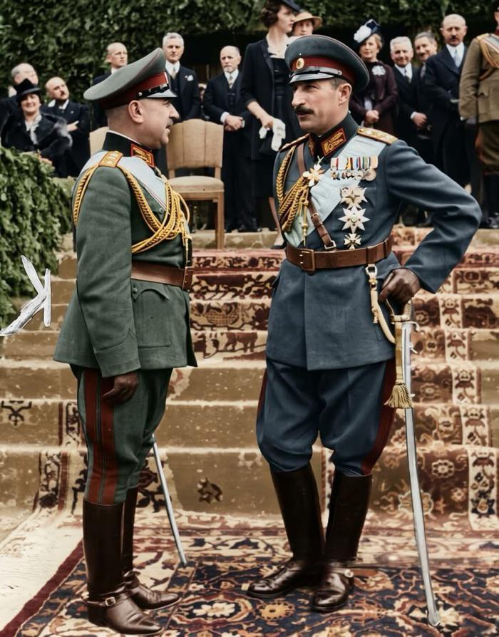 照片应该拍摄于二战前夕或者初期，保加利亚沙皇鲍里斯三世他正于一场正式国宴场合与一