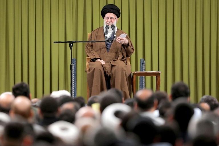 伊朗里亚尔雪崩：贬值90%1美元=142万里亚尔（2025年12月）较2