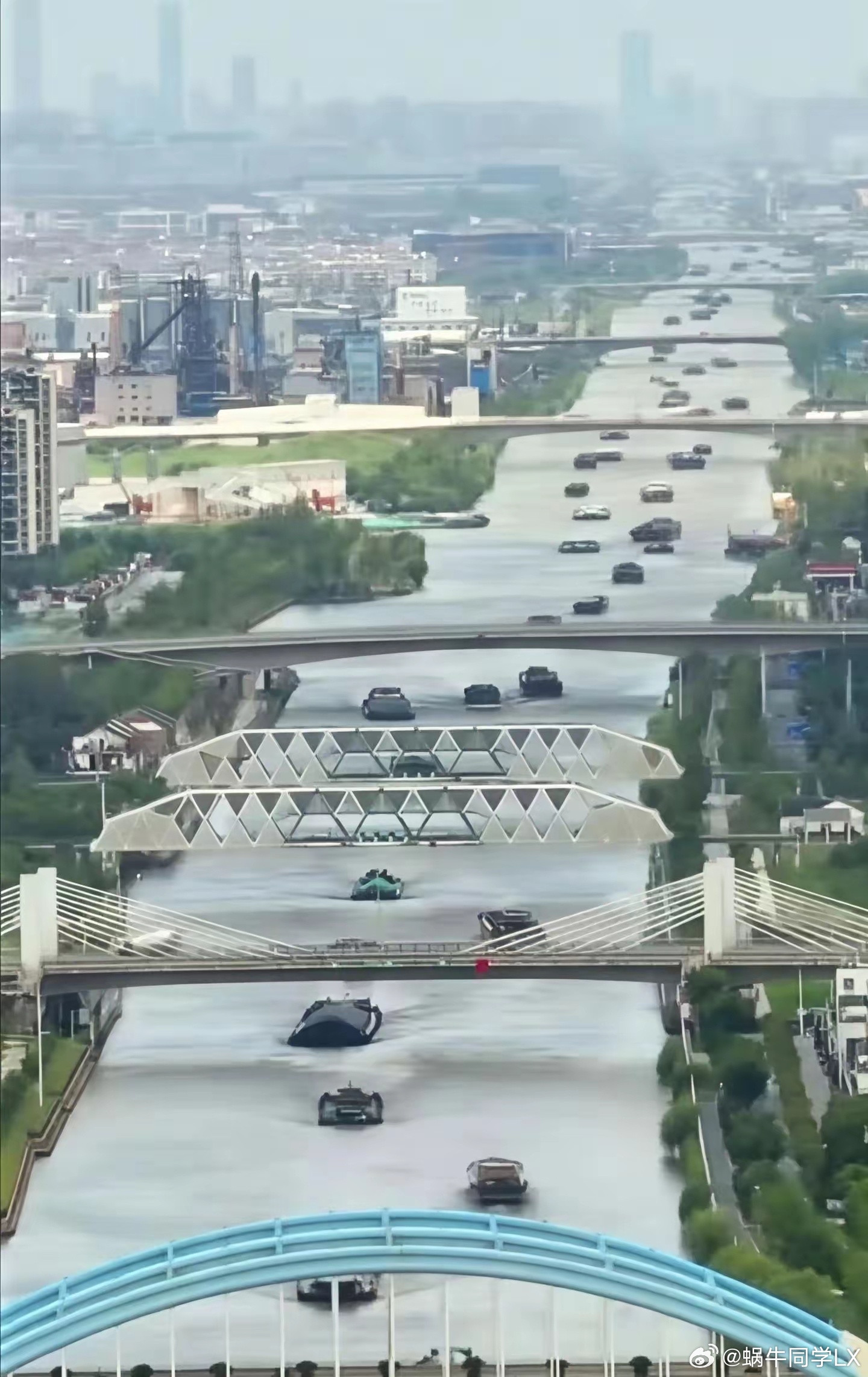 京航大运河上可以开行2000吨的船队，陆路运输根本就不可能相比。运河就是水上的“