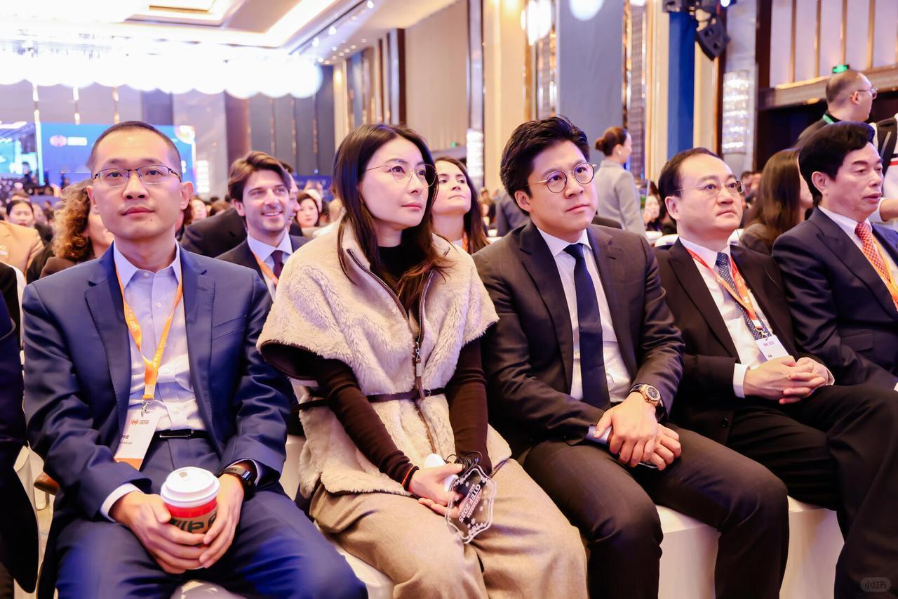 发现没？郭晶晶有个特点一辈子都改不了。那就是无论在什么场合，和什么人共同出席