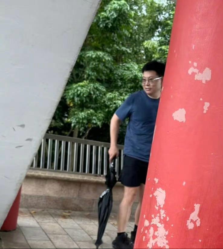 余承东还是这么爱爬山