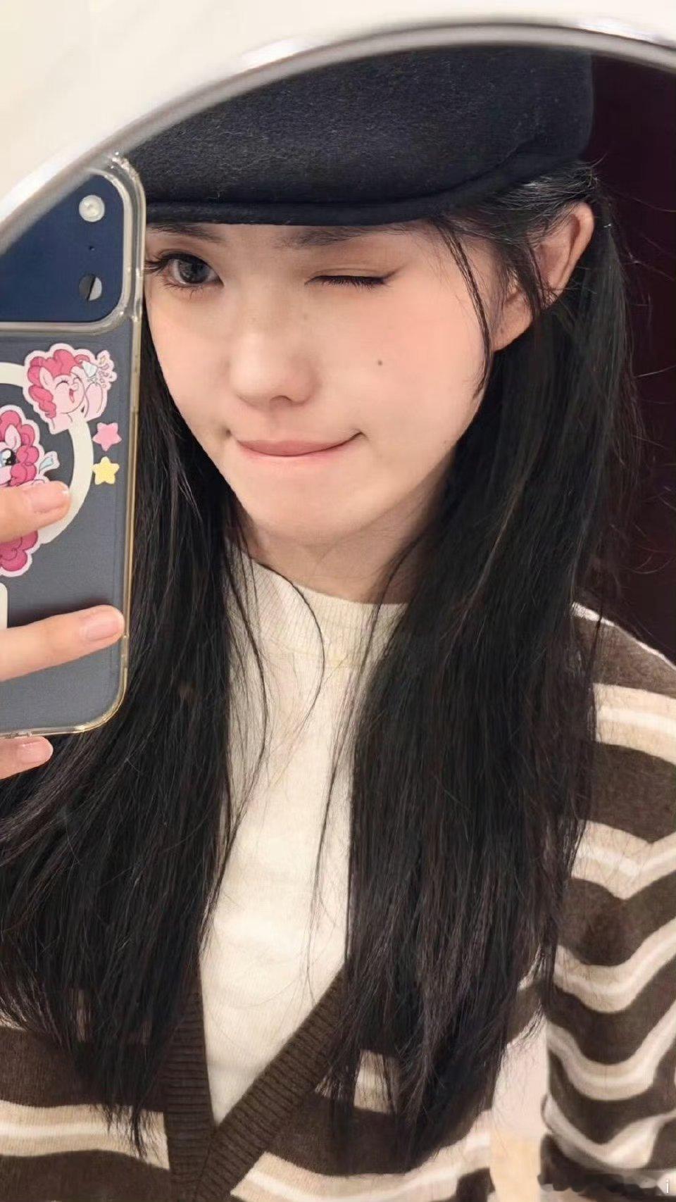 刘浩存自拍照简直是老公级别这个清晰的下颌线喊声老公不过分吧